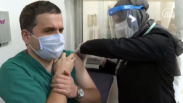 CoronaVac aşısı sağlık çalışanlarına uygulanmaya başlandı