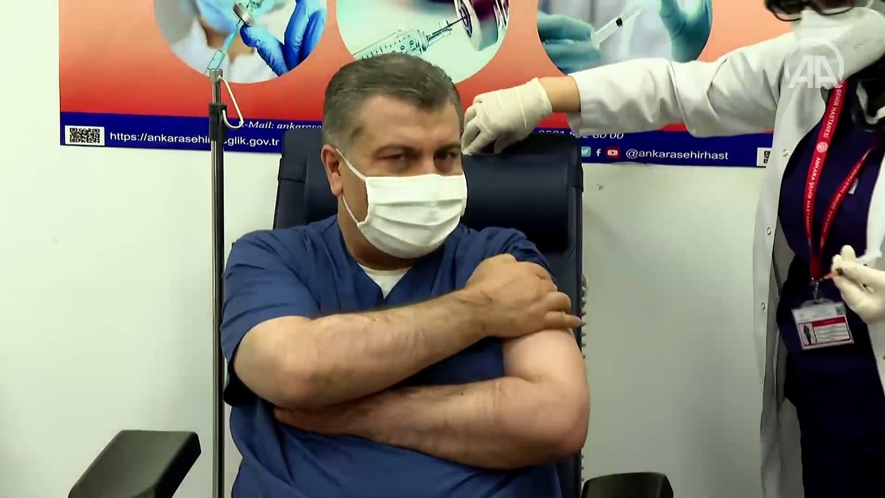 CoronaVac aşısı, Ankara Şehir Hastanesi'nde Sağlık Bakanı Koca'ya yapıldı