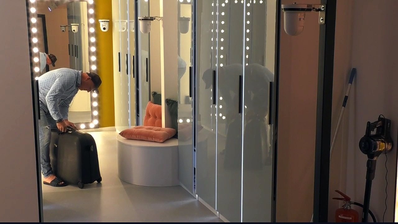 Theo pakt zijn koffer om te vertrekken_2021_01_14_09_58