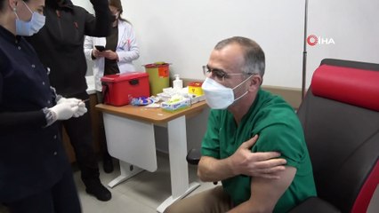 Sivas’ta sağlık çalışanlarına aşılama çalışması başladı