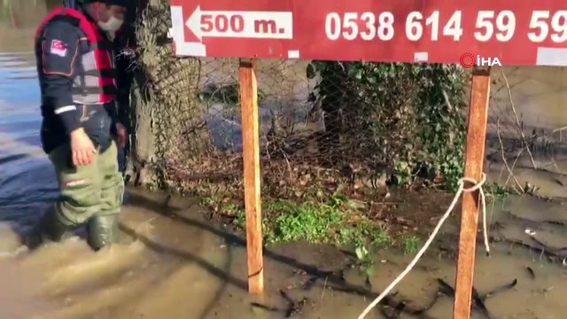 Taşkında mahsur kalan 3 yavru köpek kurtarıldı