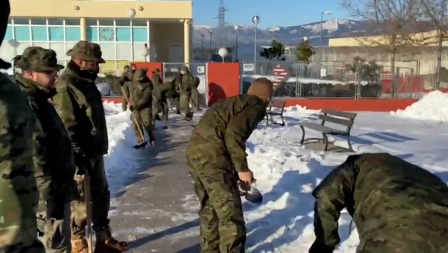 Labores de limpieza en un colegio de Colmenarejo (Madrid)