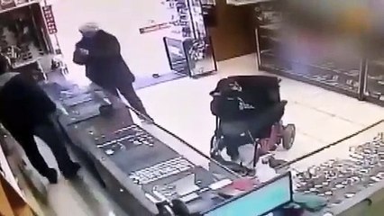 Akılalmaz soygun! Engelli genç ayağıyla silah çekti