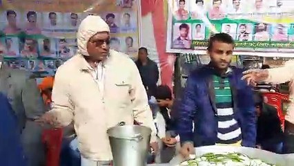 क्रांतिकारी गरीब सेवा फाउन्डेशन ने किया विशाल खिचड़ी भोज