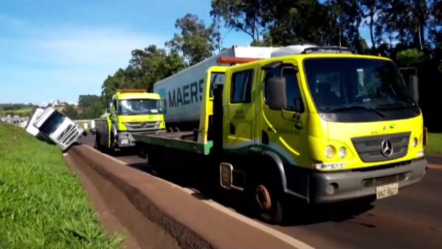 Ação preventiva é realizada no local onde uma carreta está tombada na BR-277, perto do Trevo Cataratas