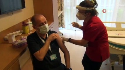 Korona aşısı yaptıran başhekim güldürdü: Gördüğünüz gibi hiç acımadı