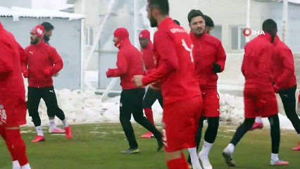 Sivasspor kar altında çalıştı!