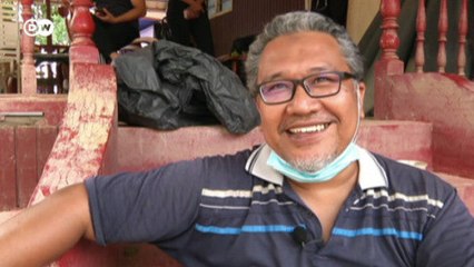 Malaysians return to their homes after devastating floods