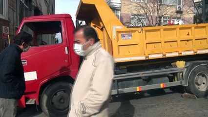 Kayganlaşan yolda frenleri tutmayan kamyonet binaya böyle çarptı