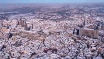 La espectacular vista de pájaro del Alcázar de Toledo teñido de blanco tras Filomena