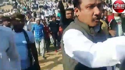 दंगल करने पर भिड़े पुलिस-ग्रामीण, पथराव में तीन पुलिसकर्मी चोटिल