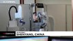 شاهد: روبوت بأخذ مسحات من الحلق للكشف عن المصابين بوباء كورونا في الصين