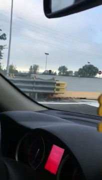 Moto sans pilote sur une autoroute