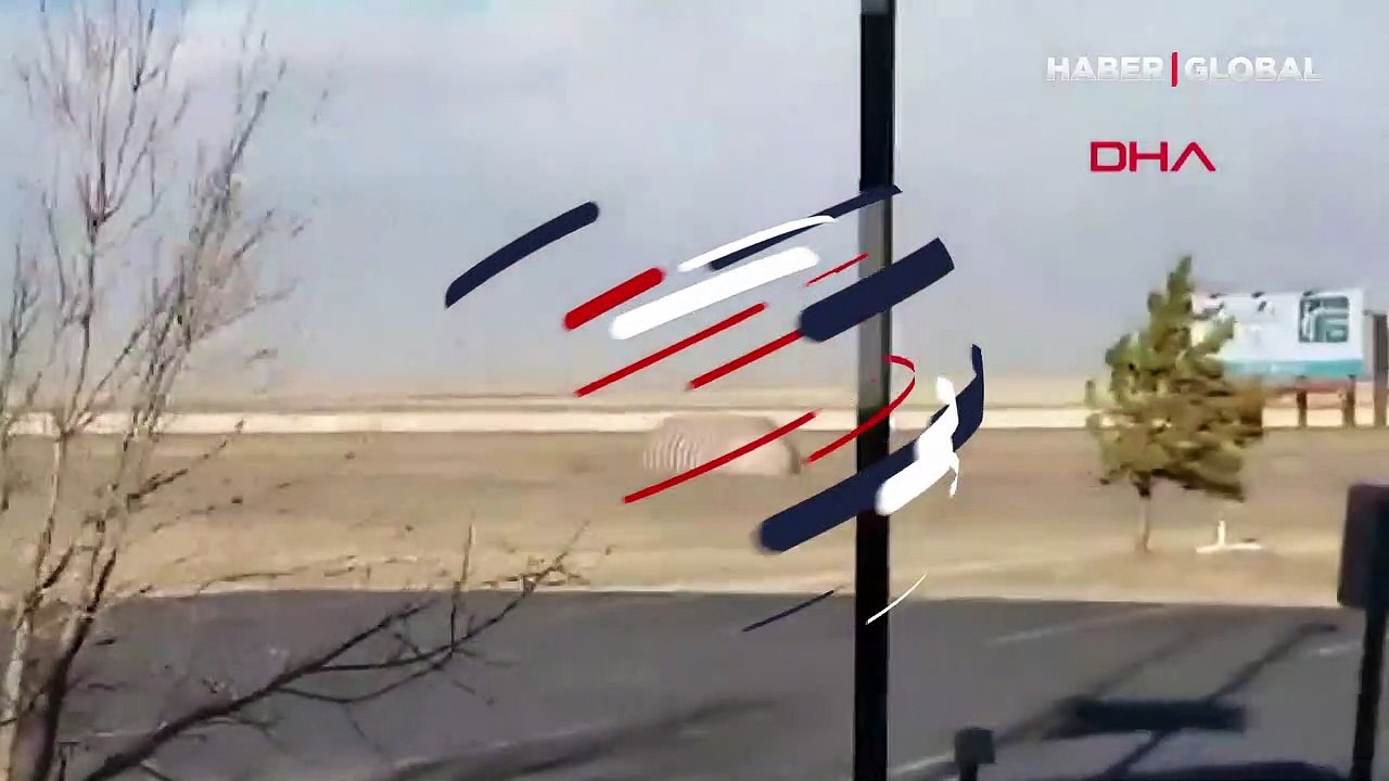 Kapsüle benzeyen dev yakıt tankı otoyolda böyle sürüklendi