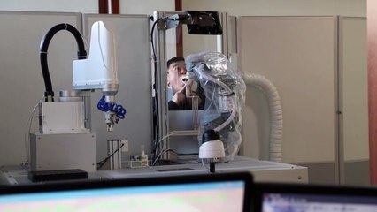 "Dites aah": en Chine, des robots pour pratiquer les tests Covid