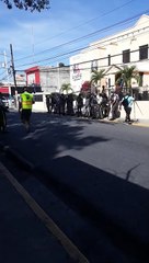 Gobernación de Azua custodiada por agentes tras manifestación de perremeistas que BUSCAN EMPLEO