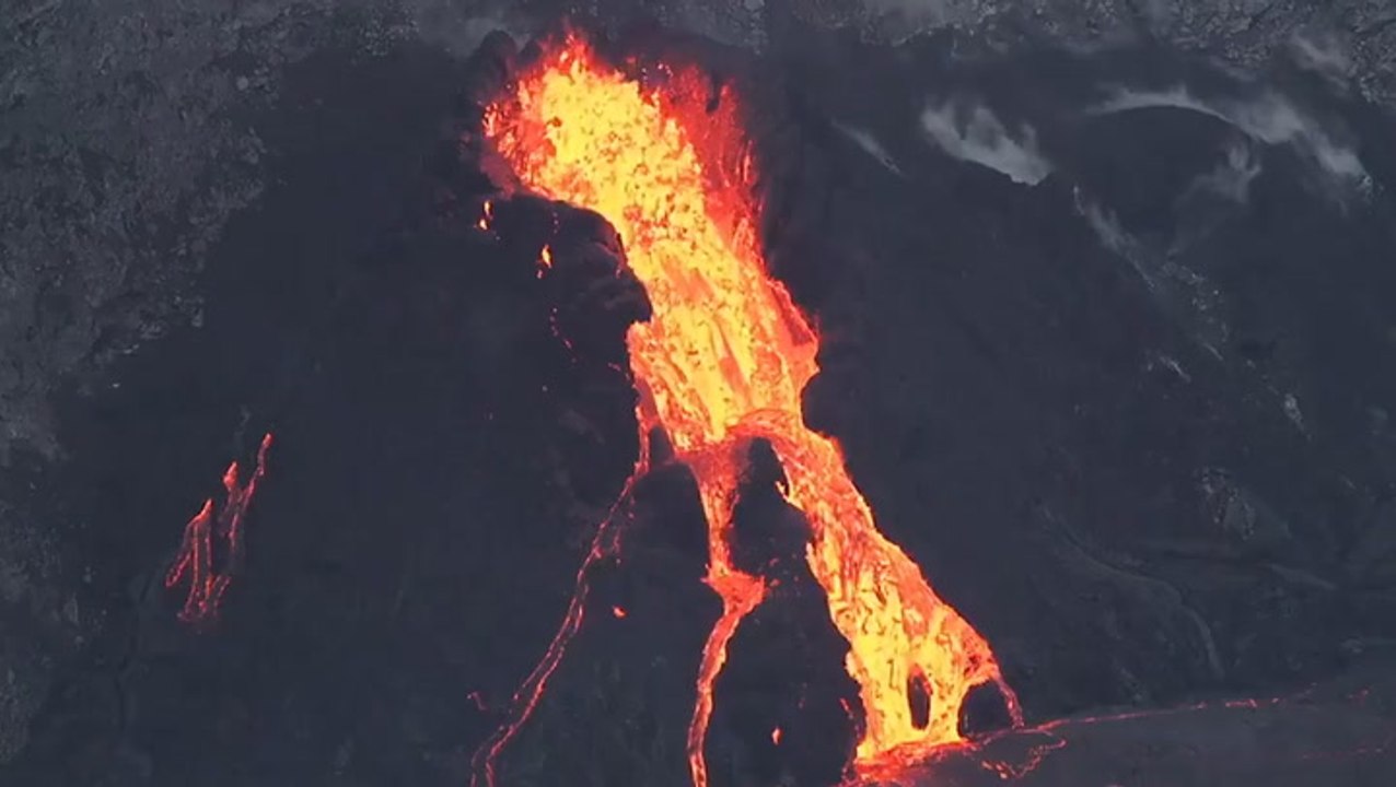 Molten rock pours into lava lake inside Kilauea...