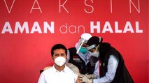 Por qué Indonesia decidió vacunar primero a jóvenes que a adultos mayores
