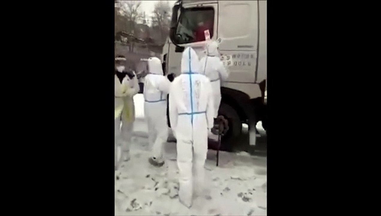 Ce chauffeur routier chinois est scellé dans son camion pour l'empêcher de sortir à cause du COVID
