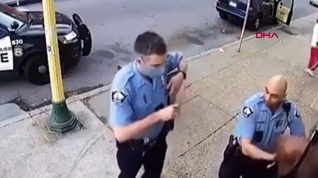 ABD'de polisin boğarak öldürdüğü siyahi gencin yeni görüntüleri ortaya çıktı