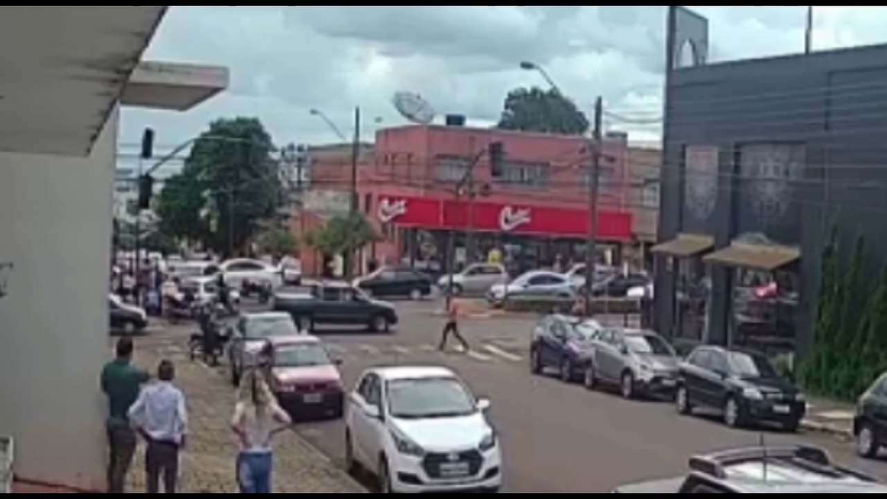 Câmera de segurança registra momento de colisão na Avenida Carlos Gomes, no Maria Luiza