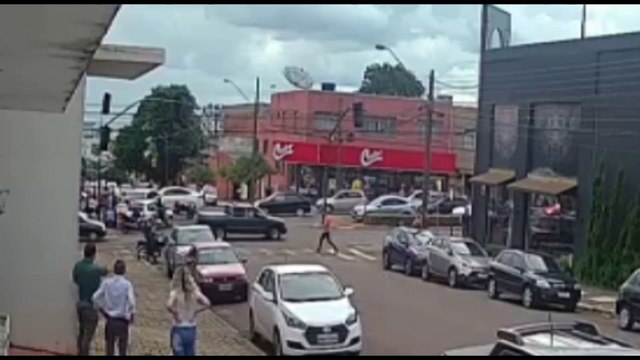 Câmera de segurança registra momento de colisão na Avenida Carlos Gomes, no Maria Luiza