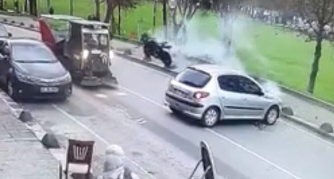 Motosiklet sürücüsü metrelerce havaya uçtu