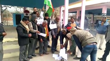 भारतीय किसान संघ समन्वय समिति ने कृषि बिल की प्रतियों को जलाया