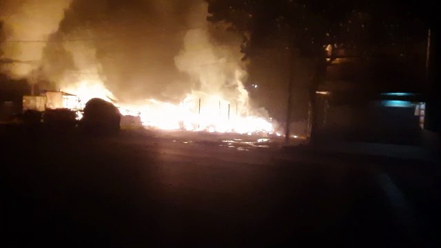 माधोगंज कस्बे के चौराहे पर अज्ञात कारणों के चलते आग