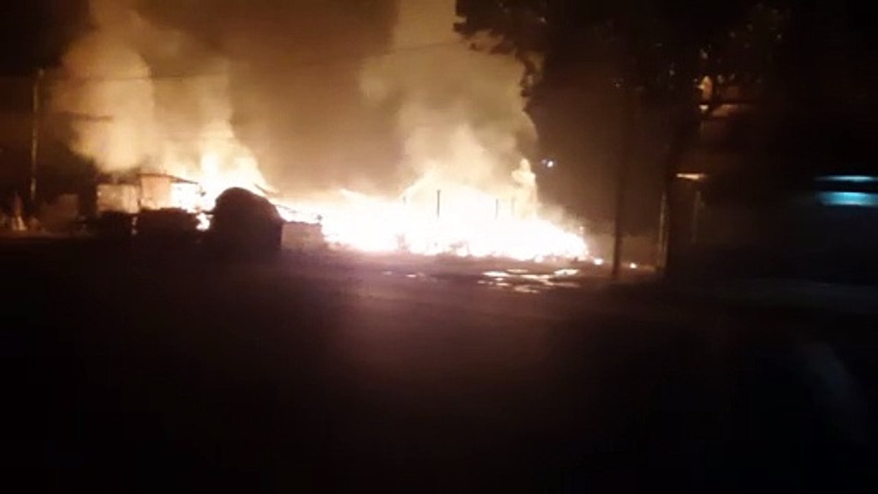 माधोगंज कस्बे के चौराहे पर अज्ञात कारणों के चलते आग