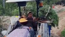 Korona mağduru müzisyen, ormanda çalışan mesai arkadaşlarını sazla sözle eğlendirdi