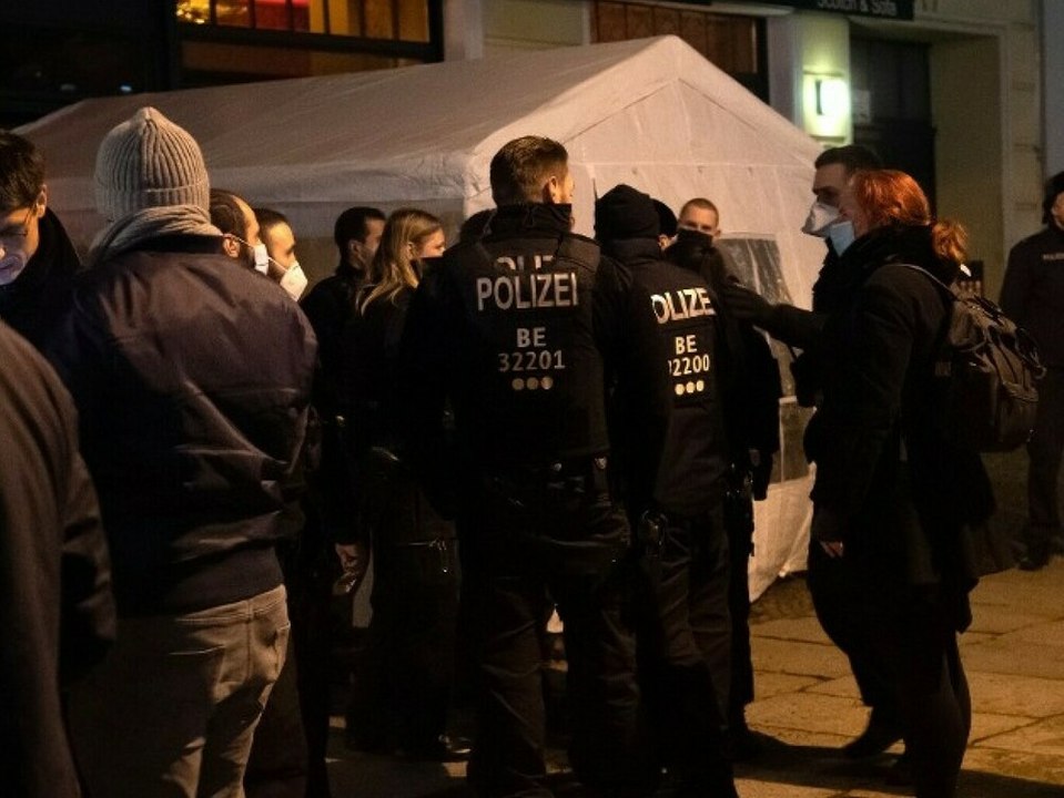 Keine Masken: Corona-Leugner streamen Treffen aus Berliner Bar