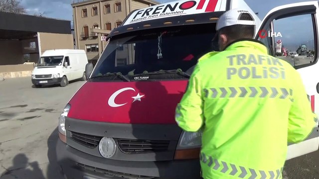 Polis ekiplerinden bayrak hassasiyeti