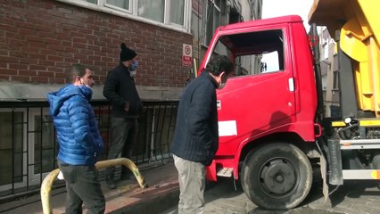 Kamyonetin binaya çarptığı kazanın görüntüleri ortaya çıktı