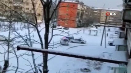 - Rusya’da polislerin kovaladığı sürücü ortalığı birbirine kattı- Kaputun üzerine çıkan polise rağmen gaza bastı