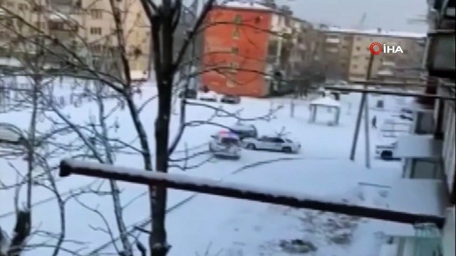 - Rusya’da polislerin kovaladığı sürücü ortalığı birbirine kattı- Kaputun üzerine çıkan polise rağmen gaza bastı