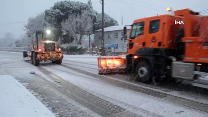 - İzmir-Ankara D300 karayolunda trafiğe kar engeli- İzmir-Ankara D300 karayolu 1 saat trafiğe kapalı kaldı, küreme çalışmalarının ardından kontrollü bir şekilde trafik yeniden açıldı