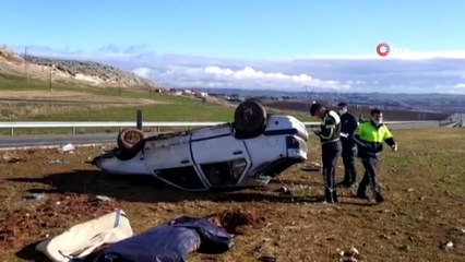 Video herunterladen: - Sürücü direksiyon hakimiyetini kaybetti, araç takla attı: 1 ölü, 5 yaralı- Kazada ağır yaralanan bir kişi, ambulans helikopterin karayoluna inmesi ile hastaneye kaldırıldı