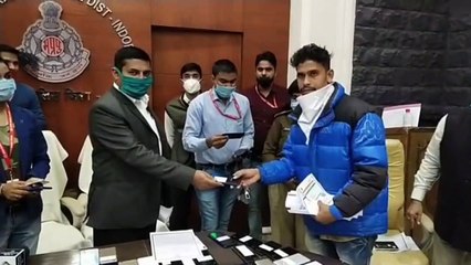हरिनारायण चारी मिश्र ने करीब 130 मोबाईल फोन आवेदकों को सुपुर्द किये