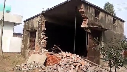 प्राथमिक विद्यालय केदारीपुर में बने अतरिक्त कक्ष की गिरी दिवार