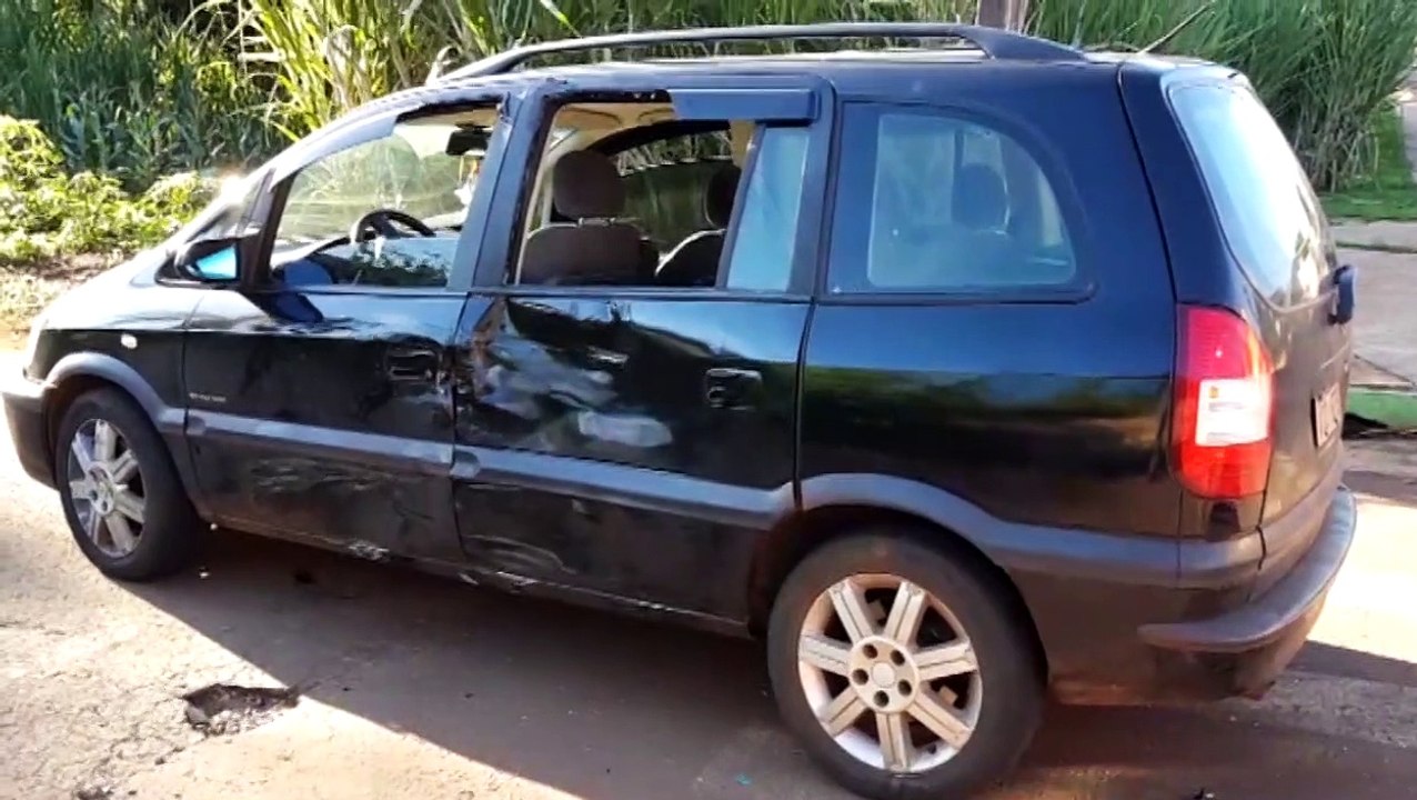 Em conversão à esquerda, moto bate em lateral de carro e duas pessoas ficam feridas