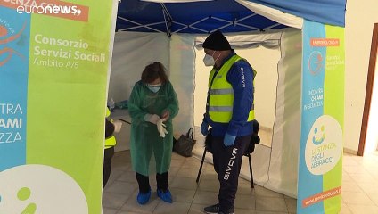 شاهد: غرفة عناق في دور المسنين في إيطاليا للسماح بإعادة الاتصال الجسدي بأمان