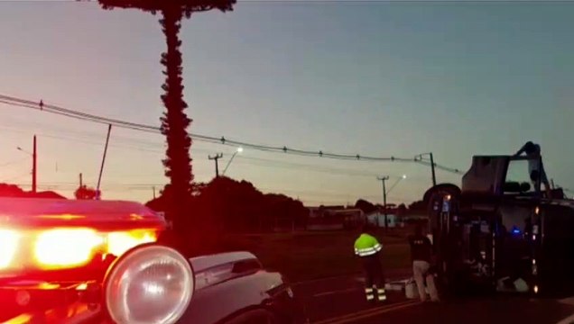 Condutor tomba carreta na BR-277 e deixa o trânsito parcialmente interditado