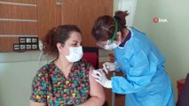 - Gürün’de ilk aşı başhekime uygulandı- Sivas'ın Gürün ilçesinde aşılama işleminin başlamasıyla ilk aşı Gürün Devlet Hastanesi Başhekimi Uzman Doktor Aysun Şahin’e uygulandı