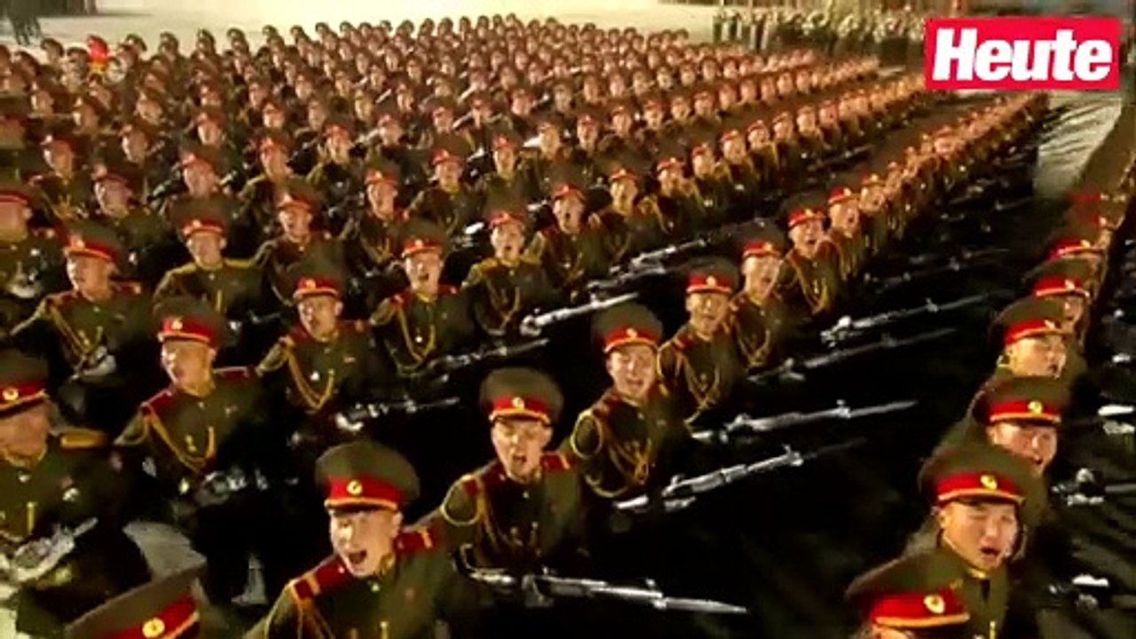 Kim Jong-un zieht seine irre Waffenshow ab