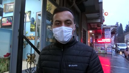 - Evden getirdiği şallarla sokakta yatan köpeklerin üzerini örttü