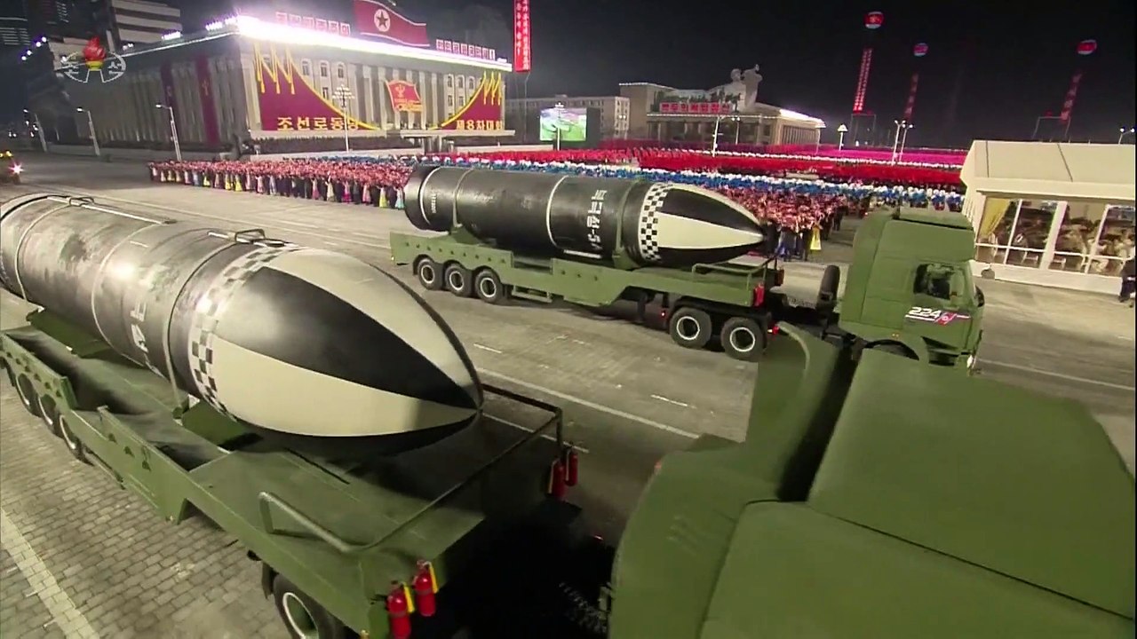 Kim Jong-un exibe poder militar em Pyonyang