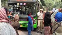 दिल्ली पुलिस ने मध्य प्रदेश भवन के बाहर विरोध प्रदर्शन कर रही 35 महिलाओं को हिरासत में लिया
