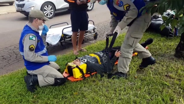 Troca de faixas provoca colisão entre carro e moto na Avenida Rocha Pombo