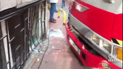 Hafriyat kamyonu binaya çarptı | Video